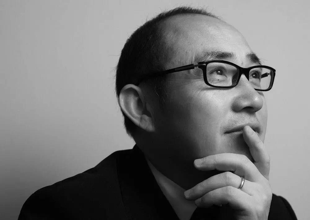 他是"地产娱乐大师",创新与娱乐精神共存,拍电影,出书,跨界摄影,镜头